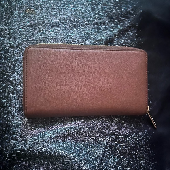 Nice Michael Kors Brown Saffiano Leather Zip Around Wallet! - Picture 3 of 14